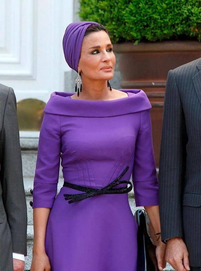 莫扎:18岁嫁仇人之子,逆袭成王太后,一心搞钱的中东"甄嬛"_哈利法