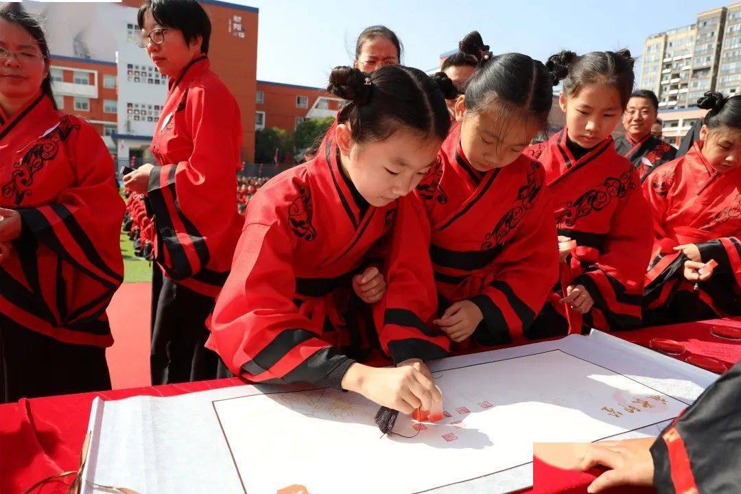 古代少儿常常梳两个发髻,称为总角.