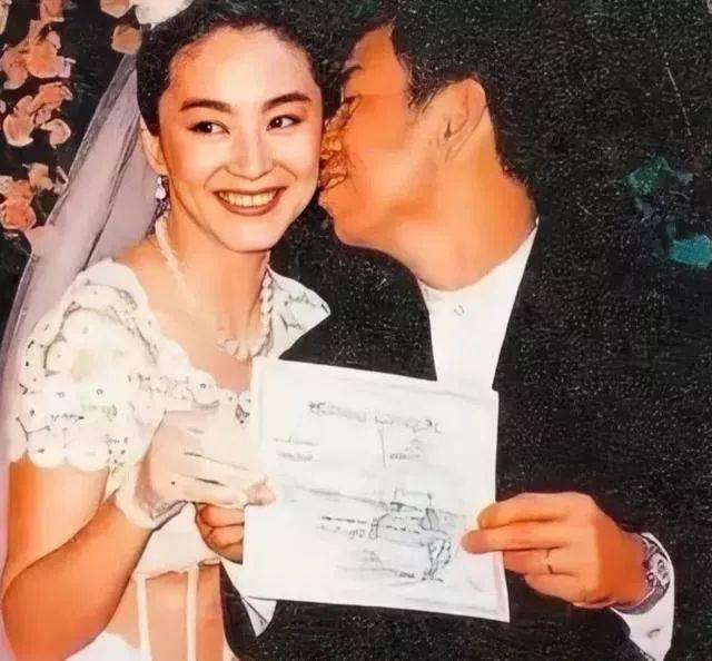 与已婚顶流痴缠20年，却和离婚殷商闪婚，她图什么？