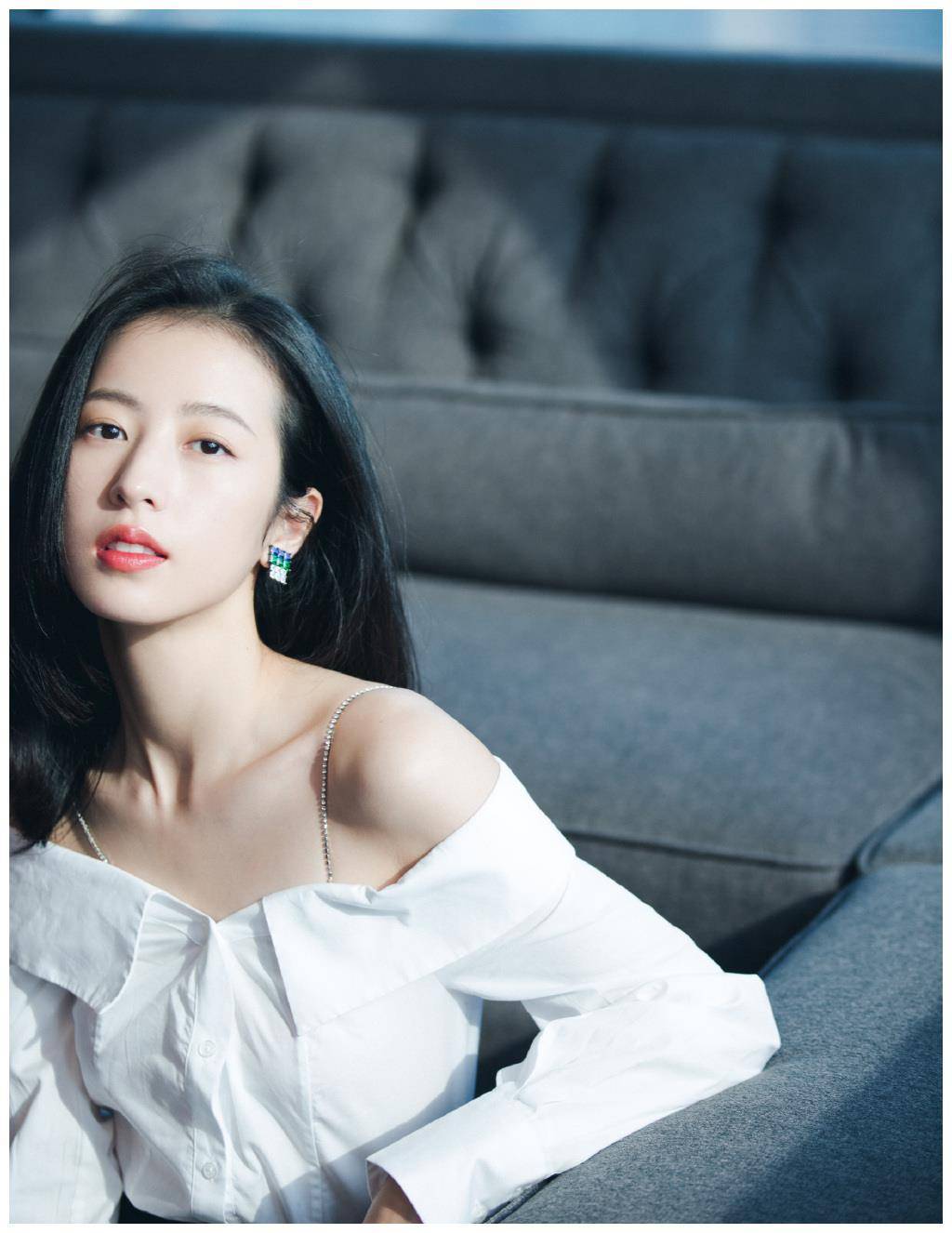 穿睡衣款吊带裙秀美背,美得出众!_周雨桐_造型_时候