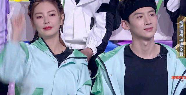 除了吴倩和白敬亭,帅哥李治廷和情歌王子张信哲双双出场,两人玩起游戏