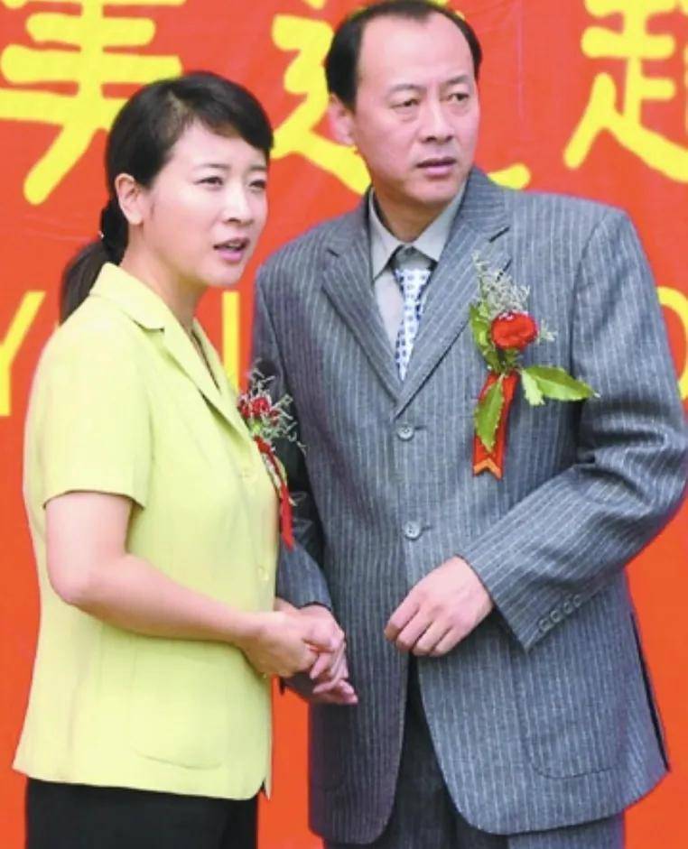 演員侯天來:娶了圈外老婆,錢也在他的掌控之中,兩個女兒也很幸福_媽媽