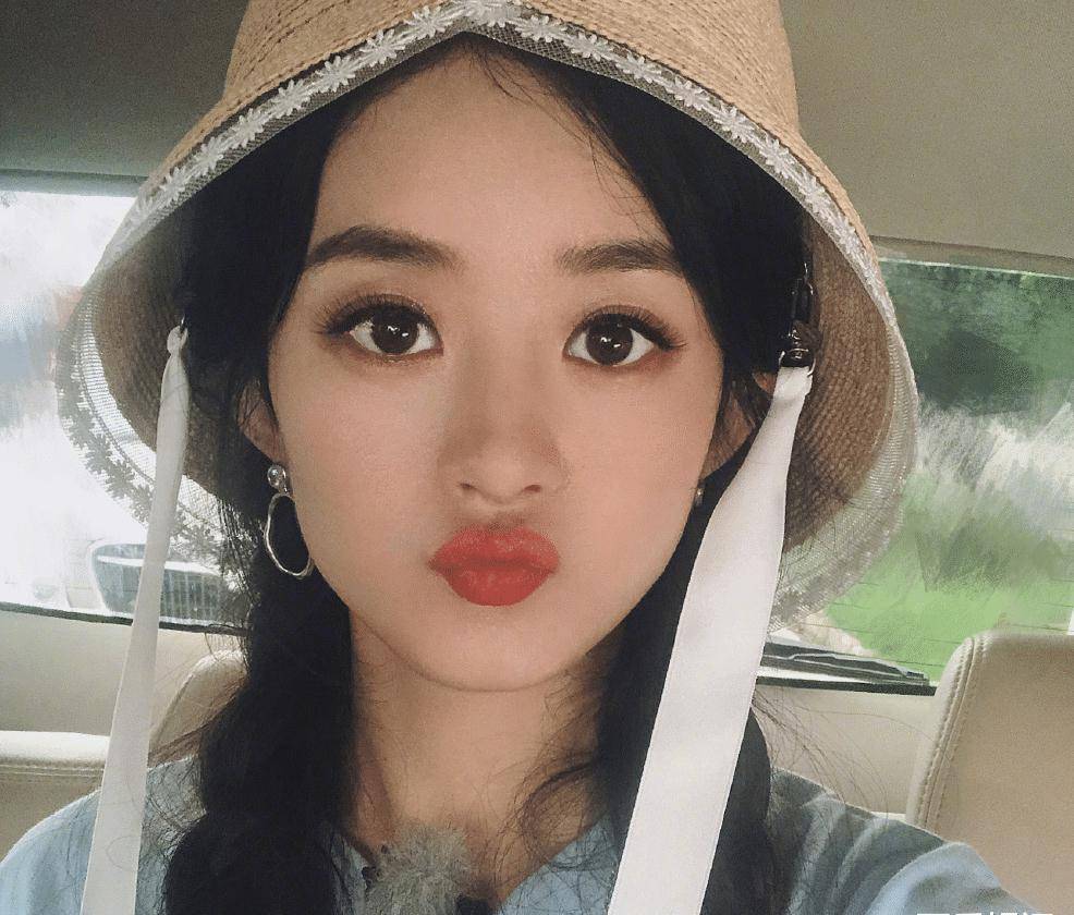 赵丽颖自拍公开,双马尾发型少女感十足,看清身材后哪里像当妈的_项链