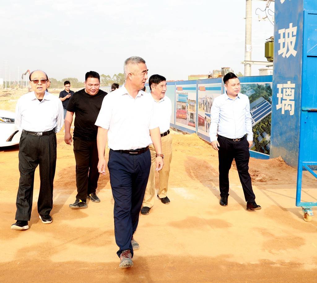 广西老领导潘鸿权一行考察南宁华浜公司承建的项目