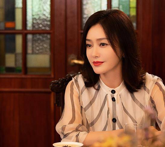 40岁秦岚遇上电视出镜,离开美颜和修图后,镜头前的皮肤过于真实_后期