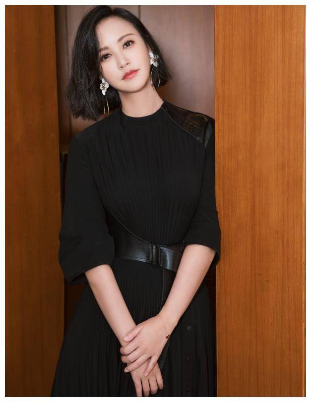 张歆艺产后减肥成功,御姐打扮露面,粉色包包尽显爆棚少女心_张钦艺