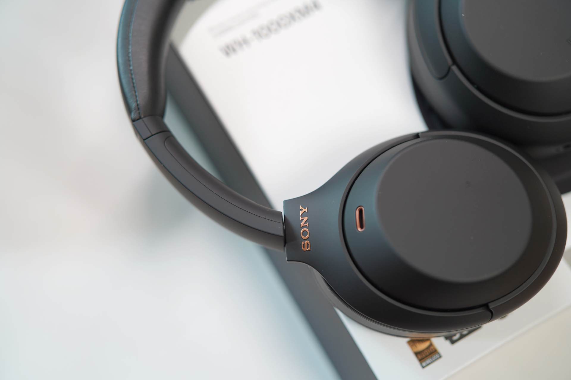 索尼1000mx4在降噪参数上其实和之前的1000xm3区别不大,主要体现在