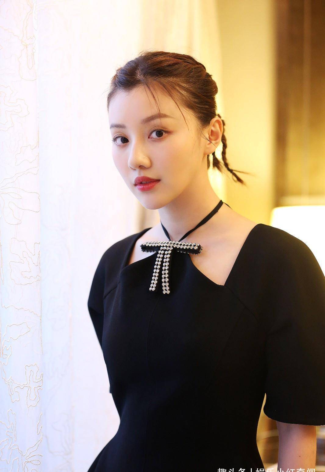 那个因拍戏嫌水脏,换140桶矿泉水的女星,如今终于得偿所愿火了_王鹤润