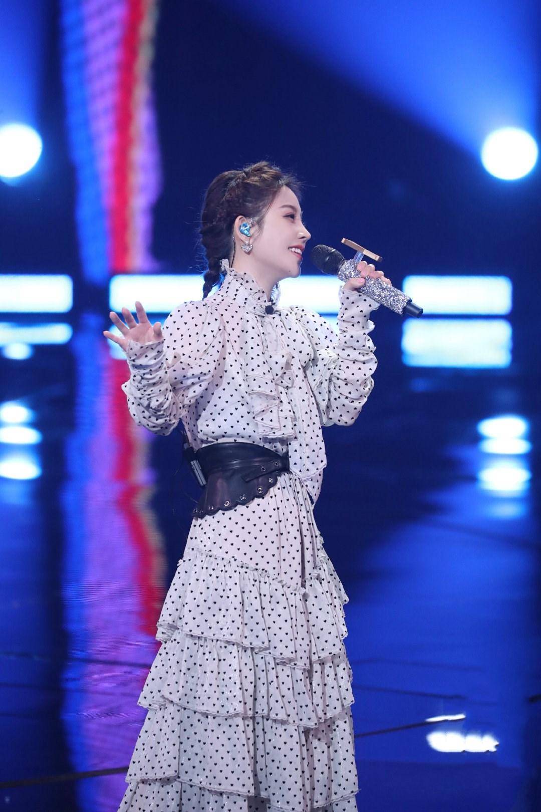 冯提莫成综艺节目宠儿,和钟镇涛同台合唱《大海》,网