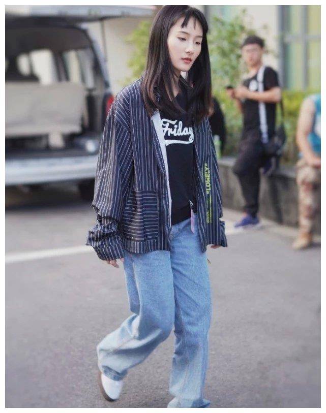 张钰琪的穿搭太有个性了,破洞牛仔裤下半截可拆卸,潮到飞起!