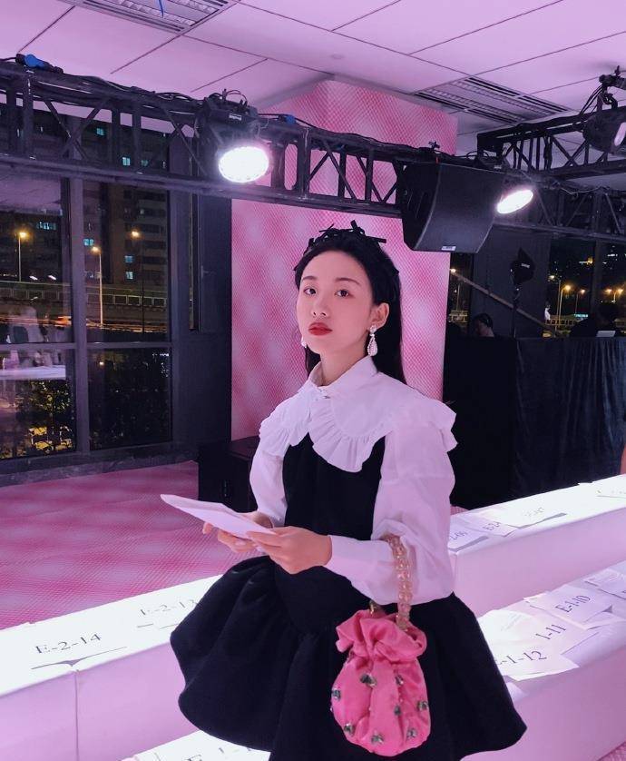 阿沁晒迪士尼游玩照,同行男子"撞脸"前任刘阳,众人傻傻分不清_网友