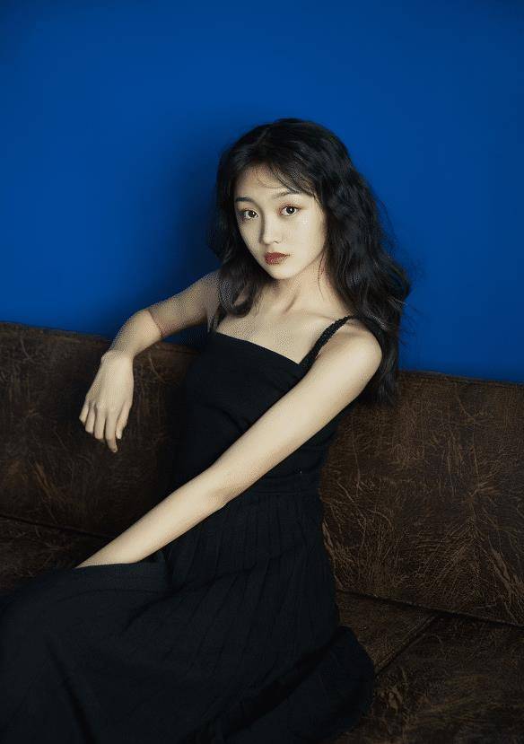 "小李慧珍"长大了,才15岁就学会拿长袜包裤腿,意外秀出电棍腿_曲芷