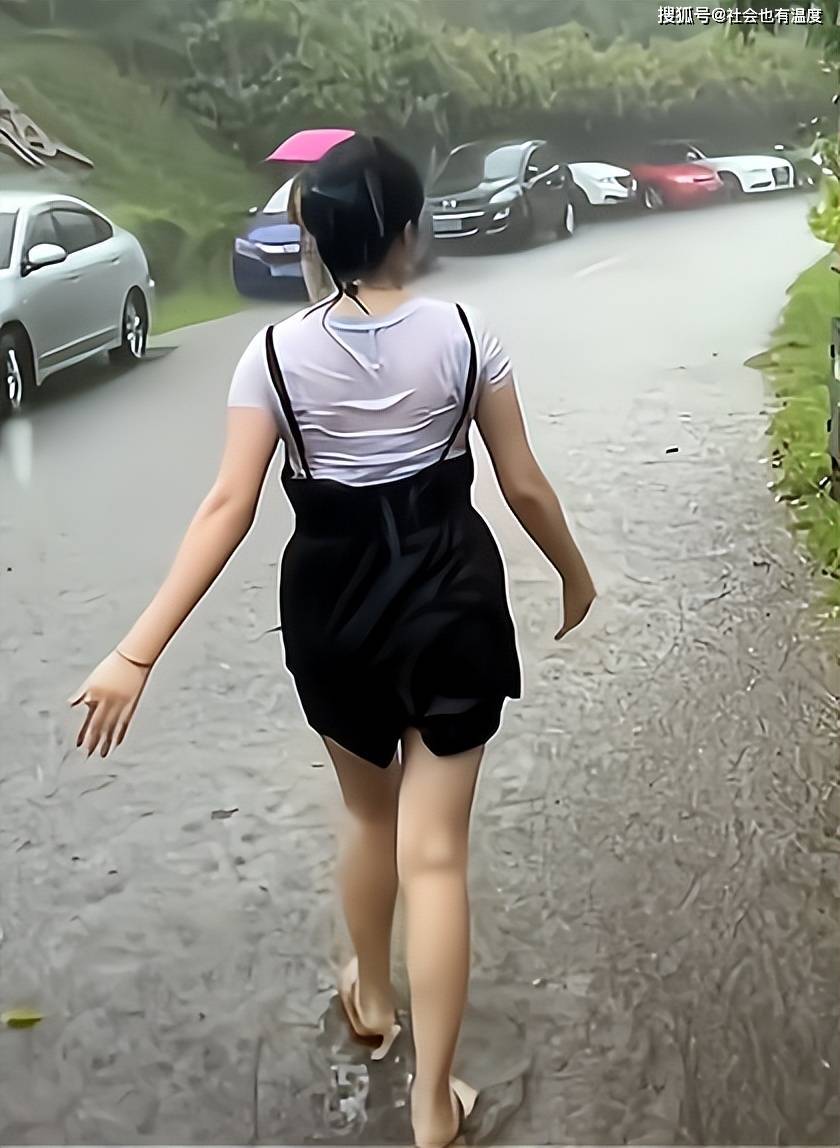 流浪女在大雨中衣衫尽湿,男子想送伞却无法靠近,她的戒备心很强