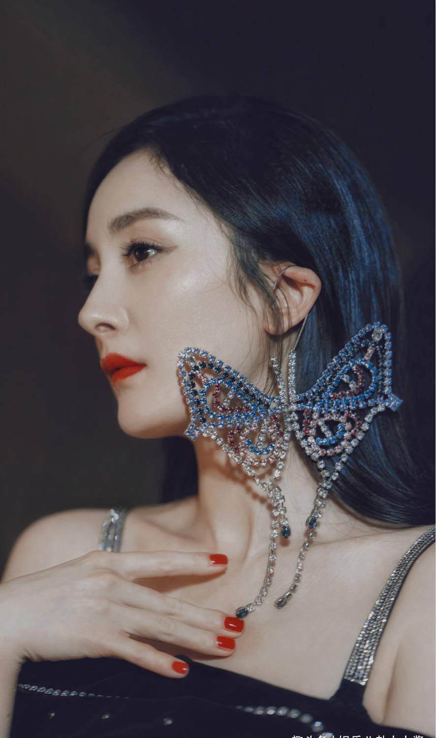 杨幂黑色丝绒闪钻露肩衣搭配大蝴蝶耳饰,时尚又酷感十足,太美了_休闲