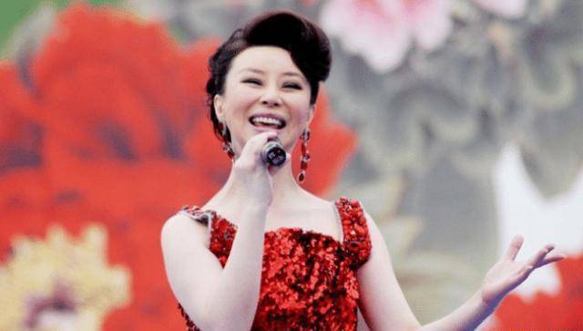 九岁就以一曲《二月里来》闻名蚌埠,她的老师是声乐教育家金铁霖教授