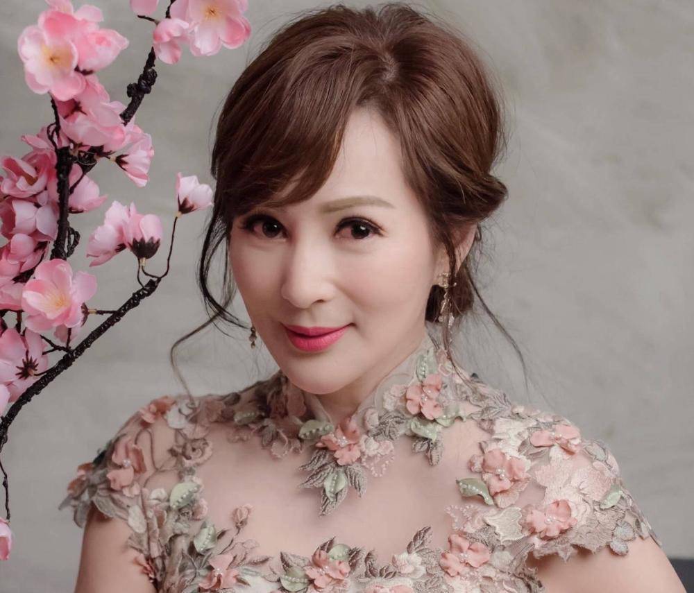 56岁女星红唇裸肩,依旧迷人,曾被曝二婚嫁小20岁富商_罗霖_罗琳_社交