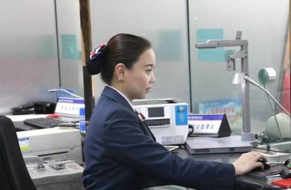 银行柜台取钱时，柜员能看见卡里余额吗？离职柜员偷偷告诉你实情