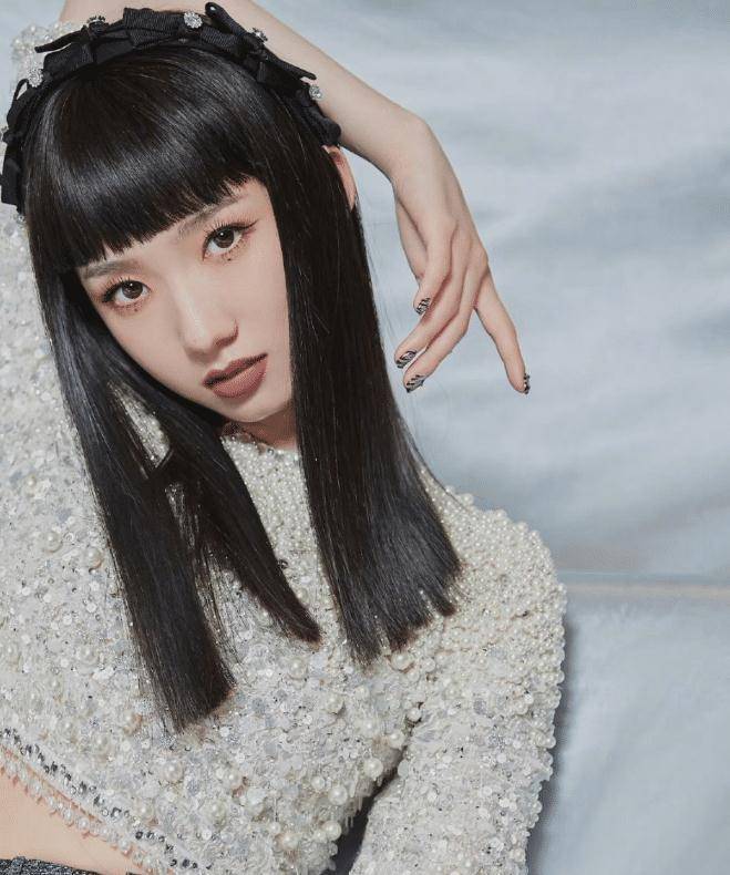 孟美岐实力诠释黑白两套造型,齐刘海青春活泼,与无刘海迥然不同_活动