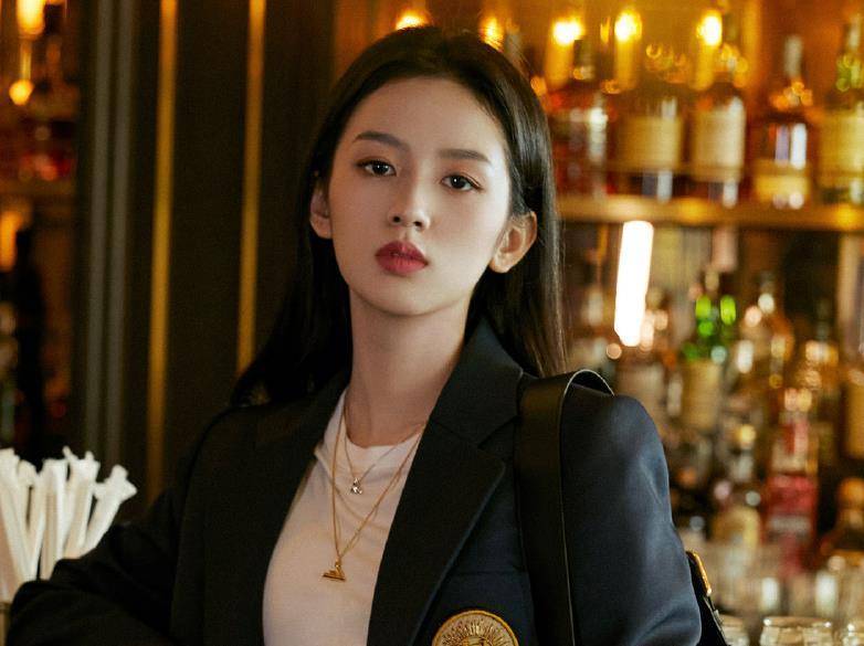 7年只演火一部电影,她如今合照被李冰冰冷落_张慧雯_周也_距离