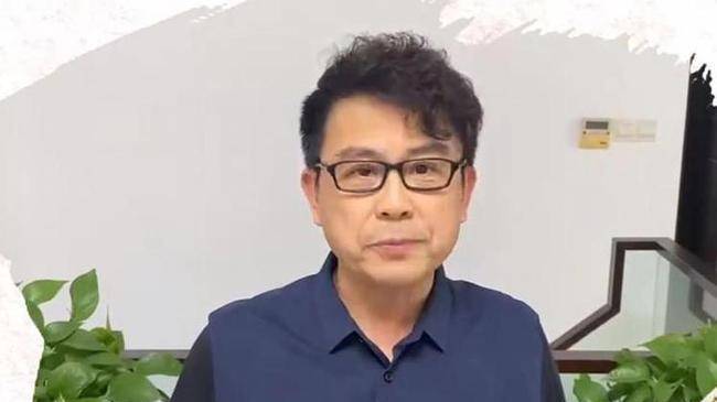 港星黄一飞近况曝光,皱纹明显气场强,周星驰御用配角黄一山出镜_穿着