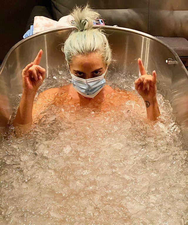她躺在漂满冰块的浴盆中,不再佩戴铆钉口罩,而是选择医用口罩,gaga