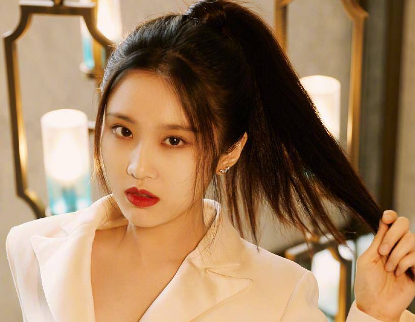 7年只演火一部电影,她如今合照被李冰冰冷落_张慧雯_周也_距离