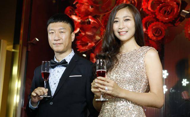 孙红雷近况,小15岁娇妻王骏迪气质脱俗,一袭长裙比模特还美_妻子_形象