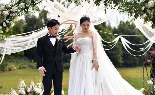 微露香肩美丽动人,小4岁却被老公叫姐姐_邹凯_周捷_中国体操队