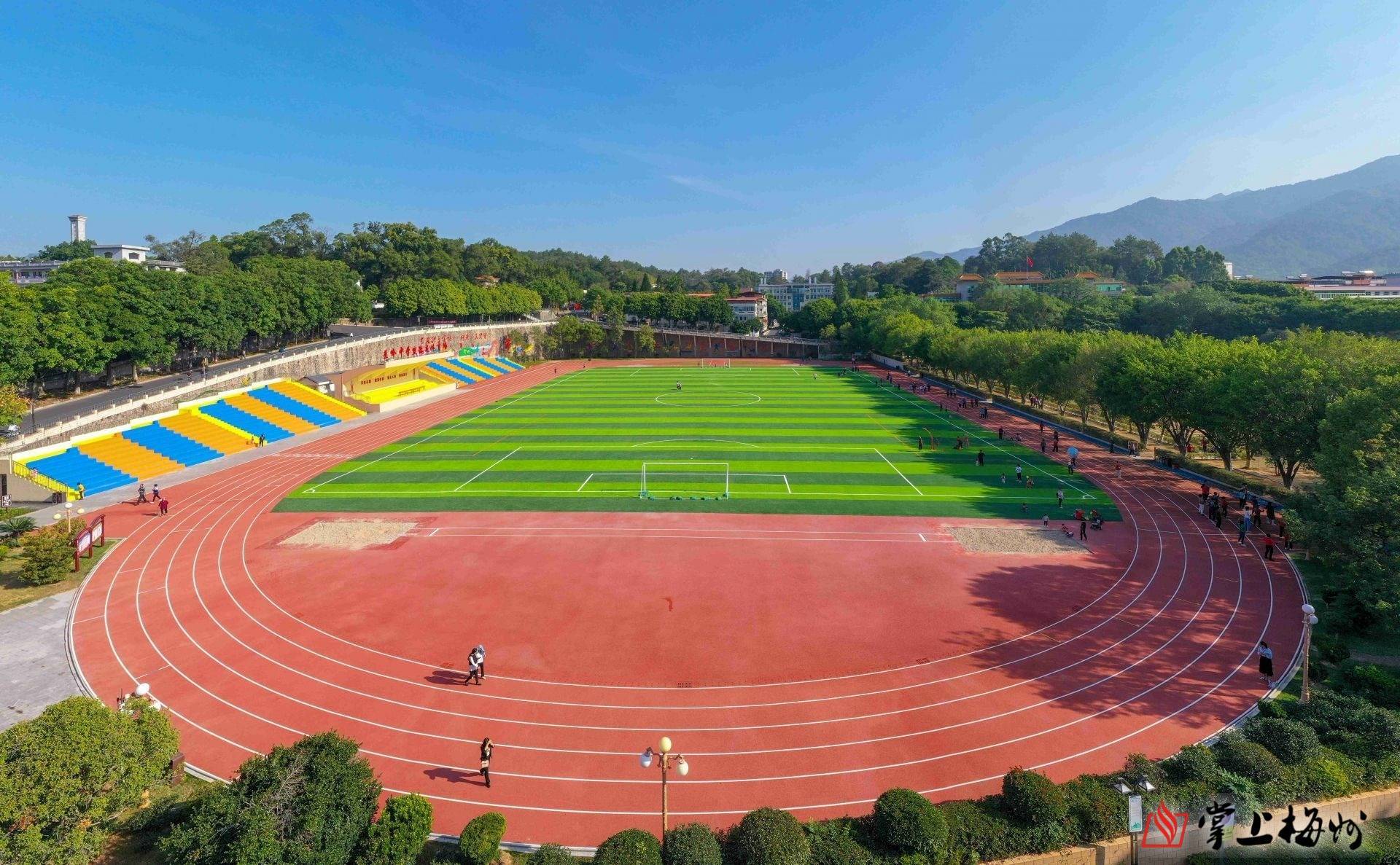 市民在提升改造后的蕉岭中学熊德龙体育场运动休闲.
