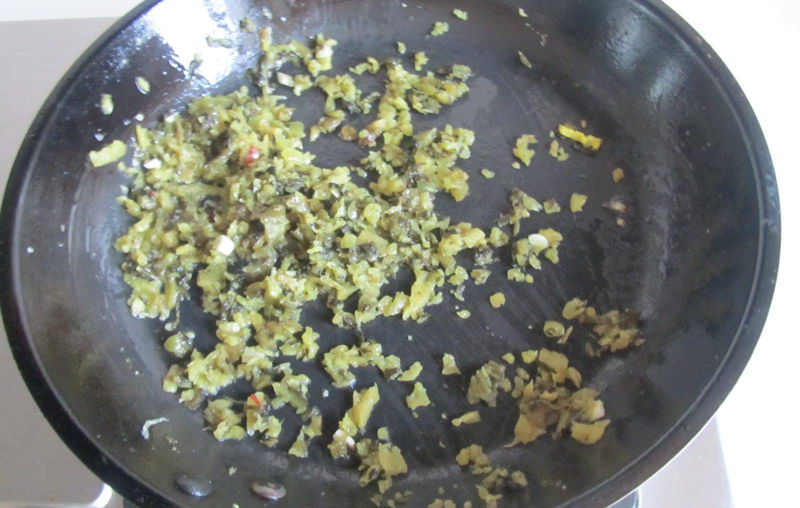 炒米饭最好是隔夜米饭,记得炒之前将米饭打散成一粒