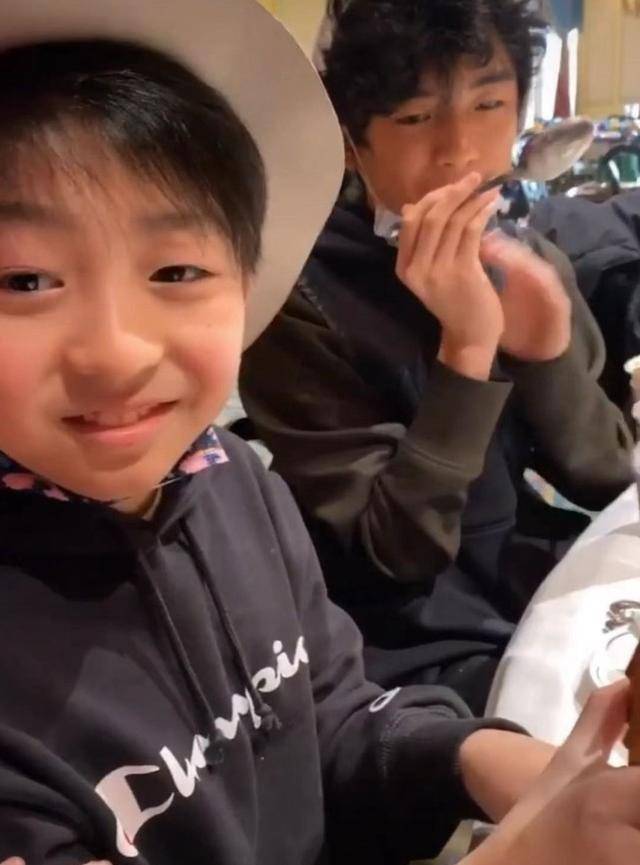 大儿子长胡子镜头中没笑容,弟弟笑的天真烂_谢振轩_哥哥_孩子