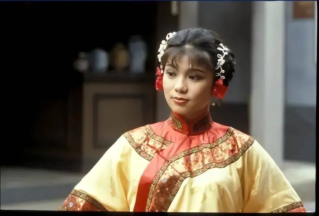 当时刚出道,在《十三妹》中饰演过双格格,她的对手韩小红,刘红芳,黎燕