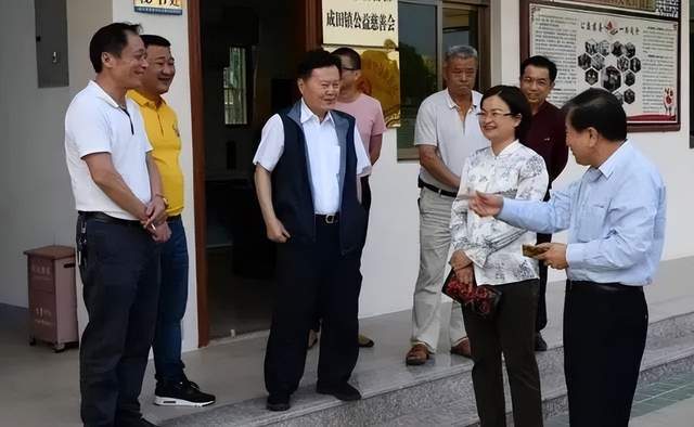 祖籍汕头潮南成田,与兄长投资内地37年,获香港教大颁授荣誉院士