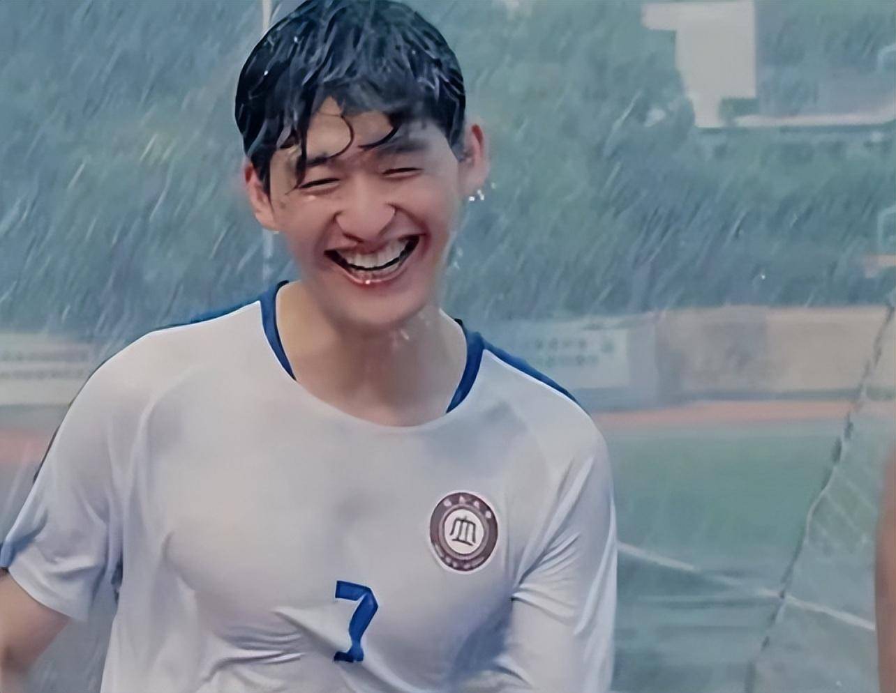 为了撕掉胖男的标签,张翰在健身房锻炼了几个月的肌肉,变了很多,成功