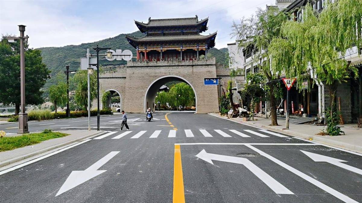 近日,郧西县上津镇柳州新街,横街等街道的路面铺上了黝黑沥青砼.