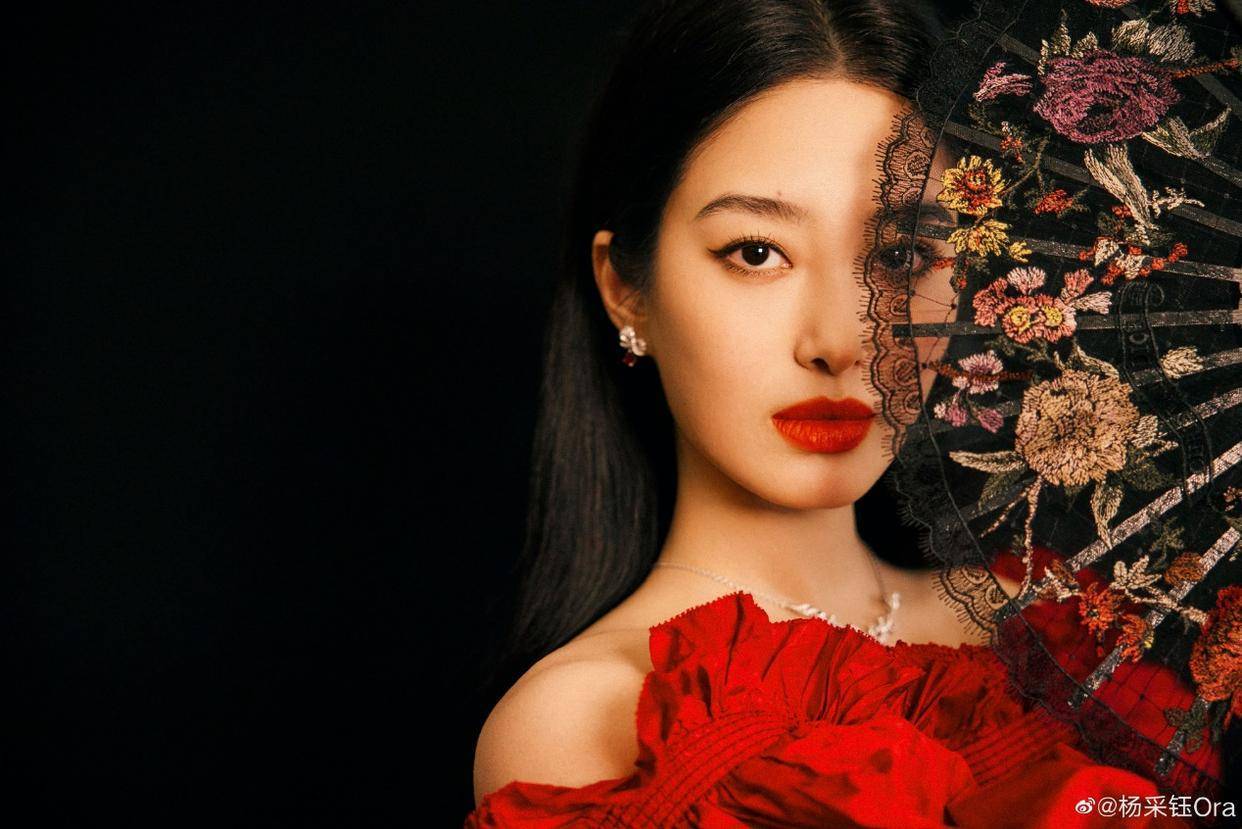 杨采钰身穿大红裙,烈焰红唇,白皙皮肤,格外美艳_黑色素_魅力_扇子