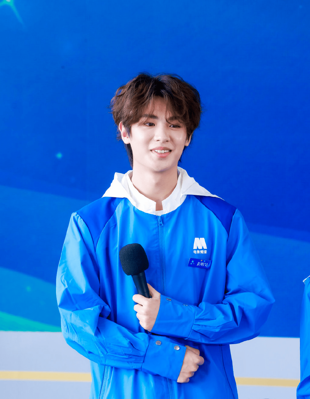 不过妆发最齐全的,还是要数跟黄明昊同样是爱豆出身的何洛洛,他在媒体