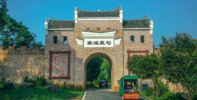 勾蓝瑶寨位于永州市江永县,是一个保存非常完好的勾蓝瑶族人聚居地,寨