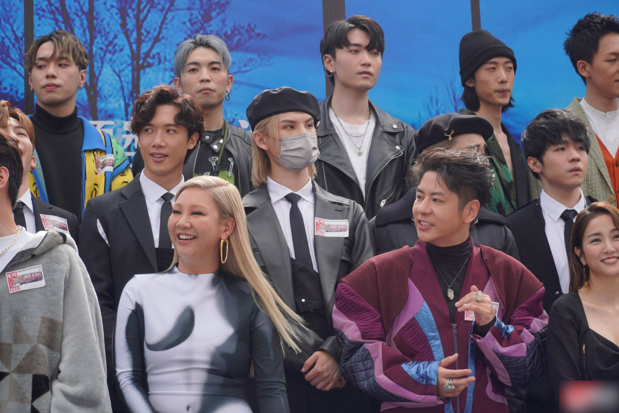 10日当天香港的气温在28度左右,mirror男团全体都是黑色装亮相,皮衣