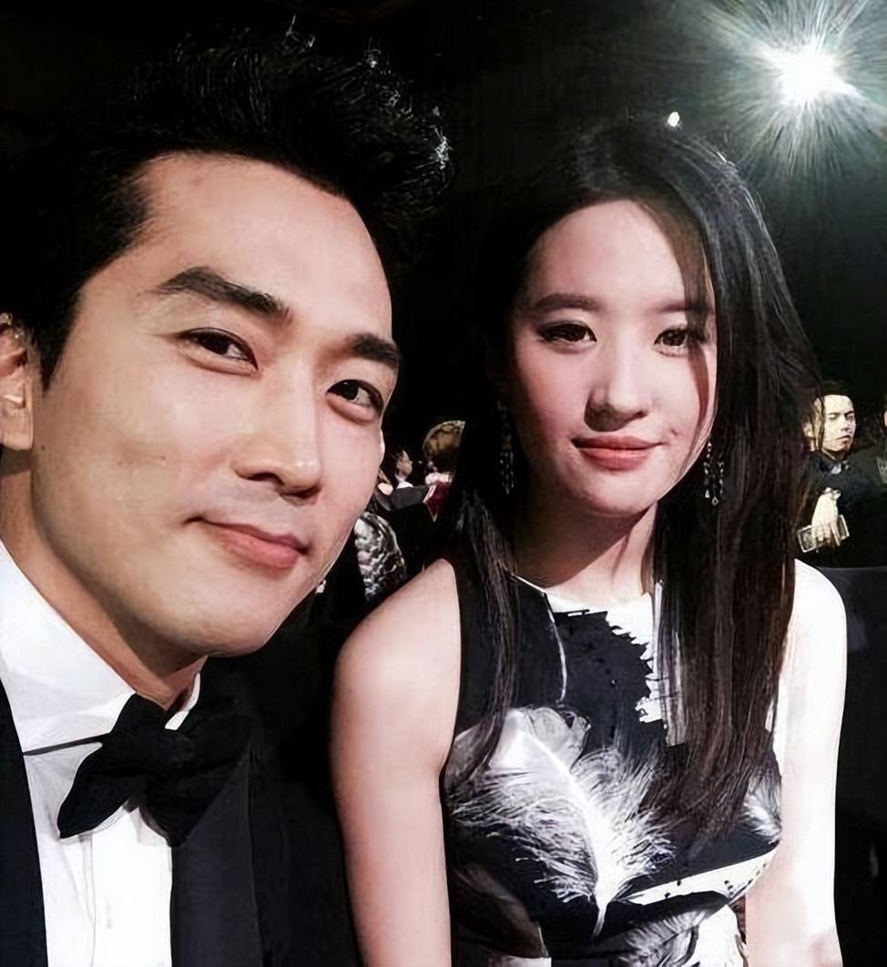但是宋承宪17年开始就经常在ins更新和韩国女星高雅拉的合照,二者最终