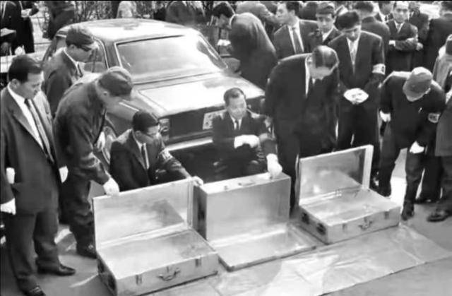53年前，一男子假扮警察开走运钞车，抢走3亿后，从此失去了踪迹