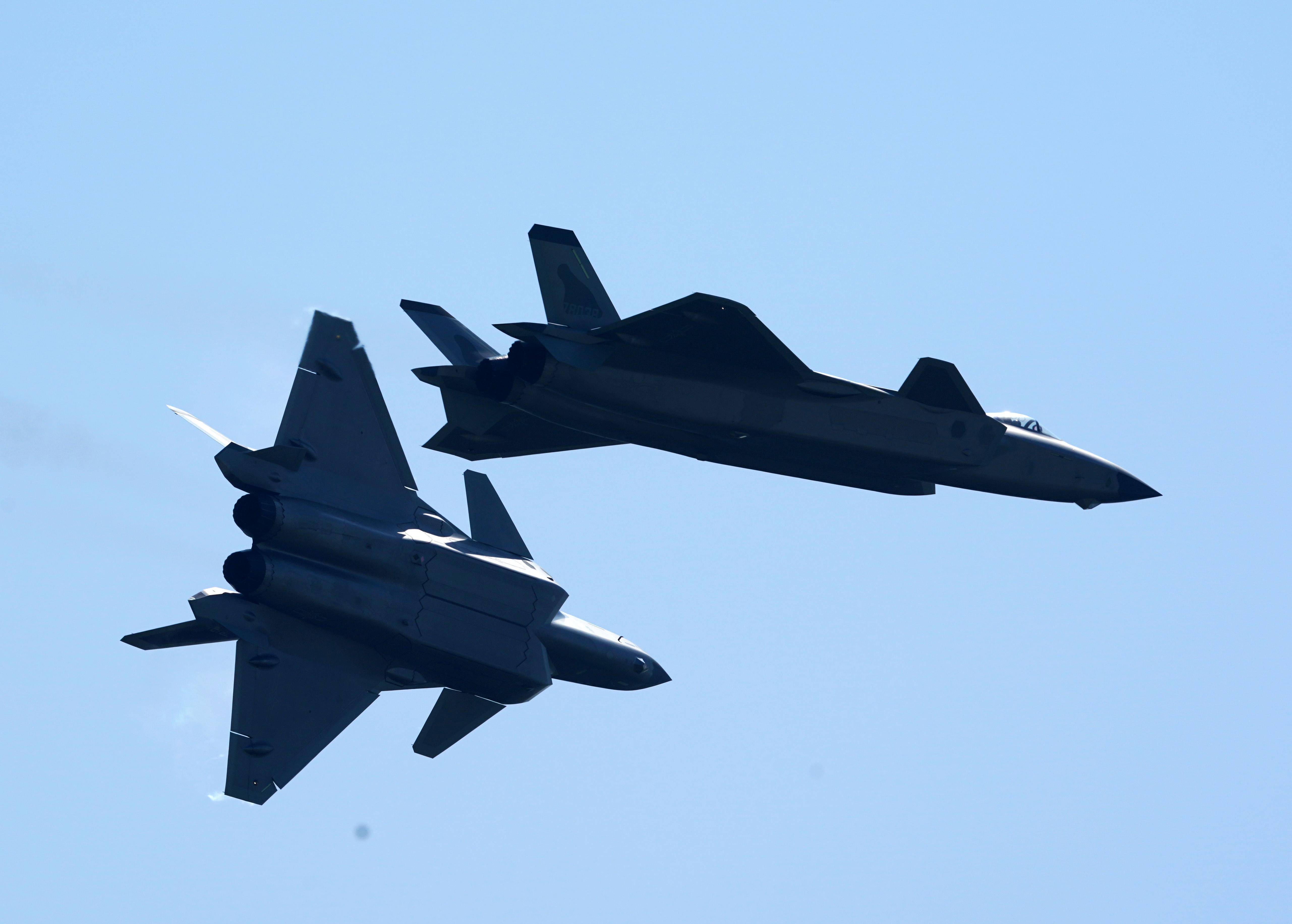 (图文互动)歼-20,歼-16飞行员详解飞行展示的实战意义_新华社_空军