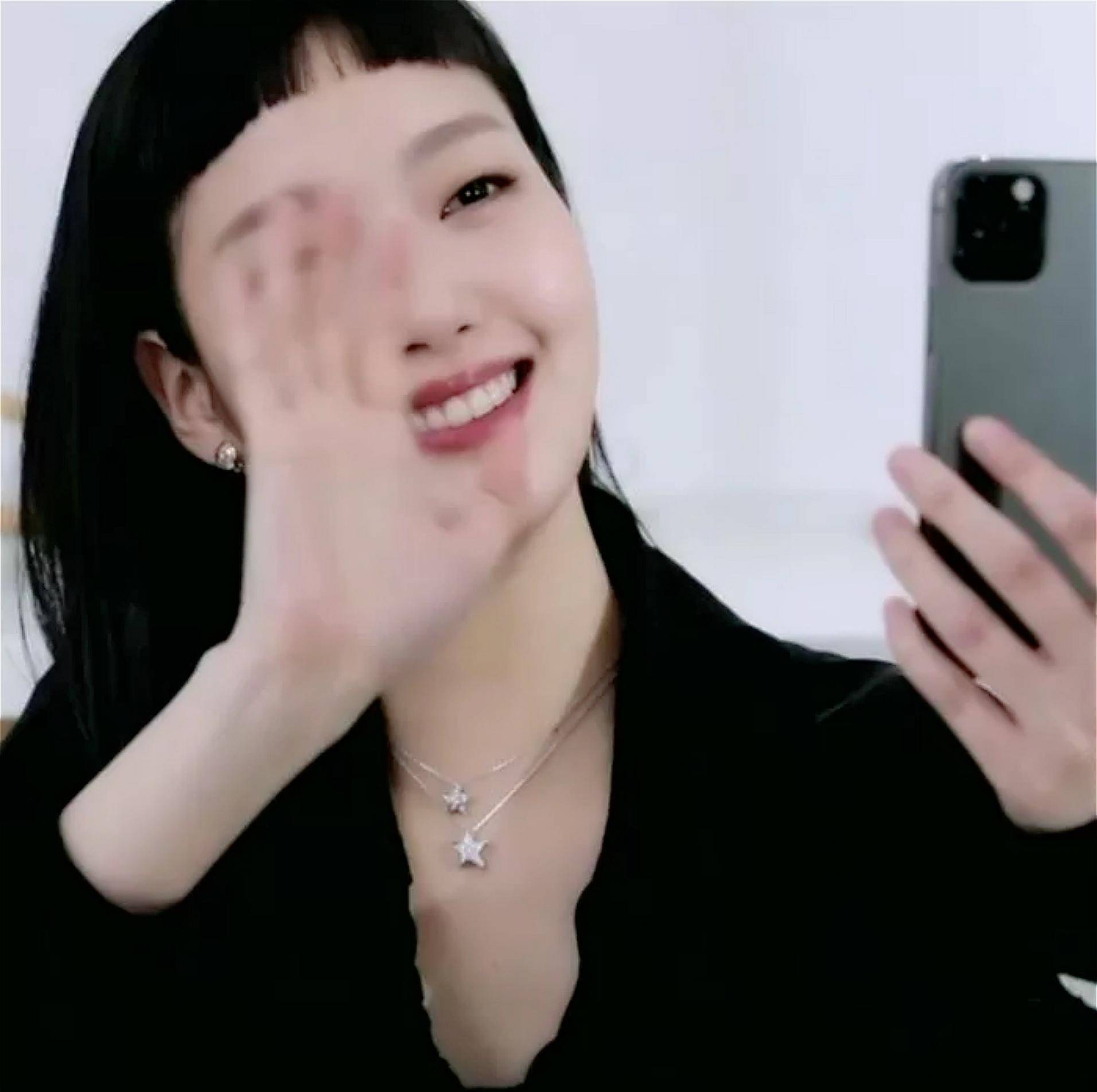 发型时尚已经是多元化,而金高银此次的最新造型就是超短眉上齐刘海.