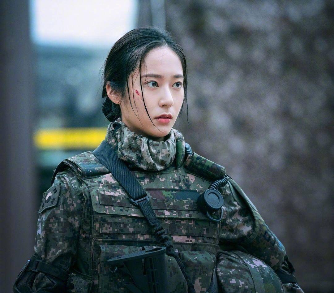 郑秀晶新剧造型公开,演绎冷酷女军官,又美又飒!_训练_表演_军装