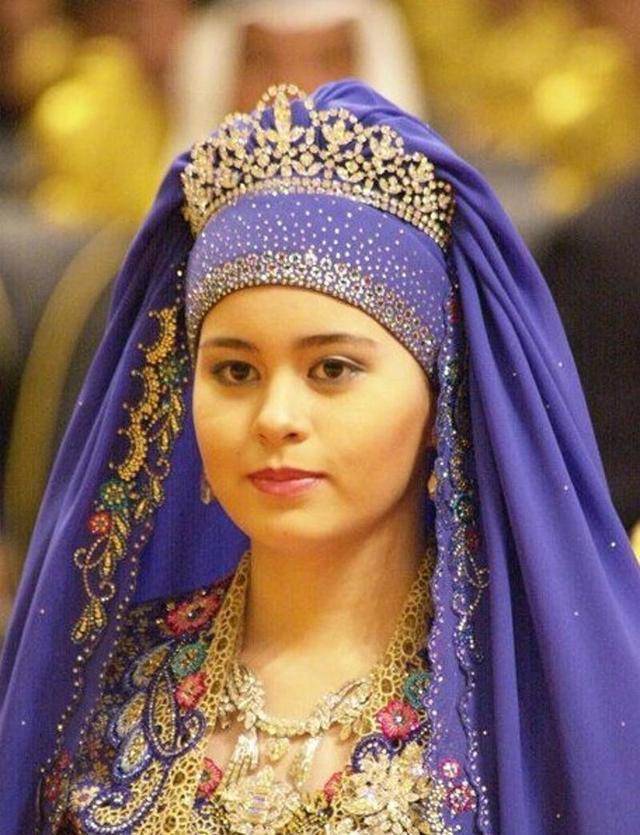 文莱公主哈菲查,下嫁平民公务员,浑身珠光宝气,坐纯黄金宝座_婚礼