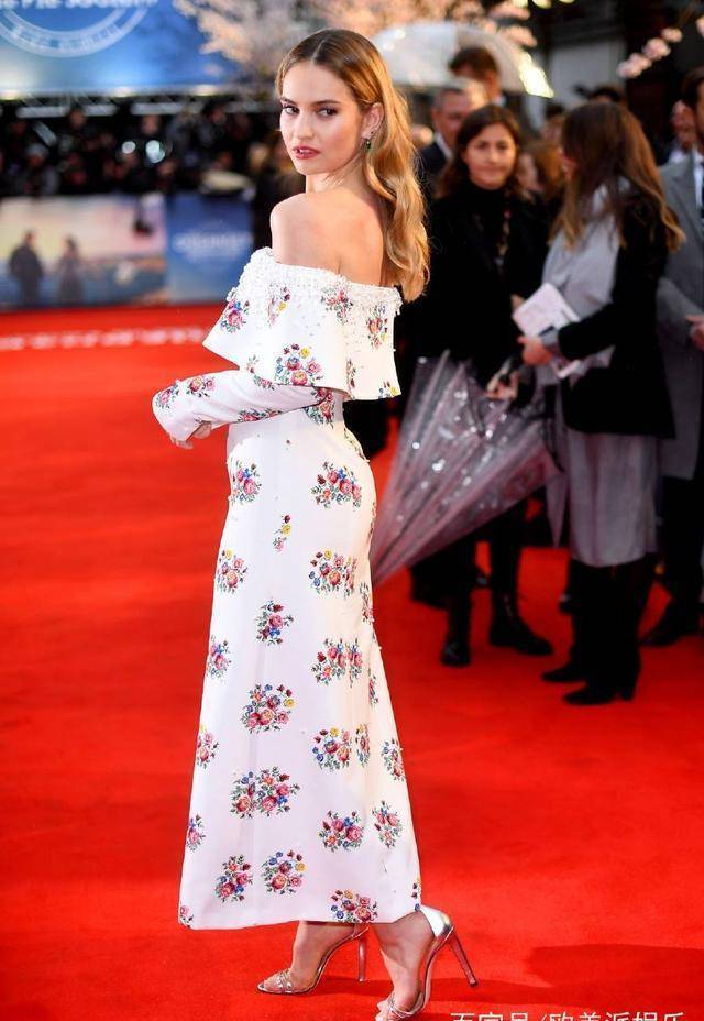 近日,英国知名女演员莉莉·詹姆斯(lilyjames)出席在伦敦举办的新片