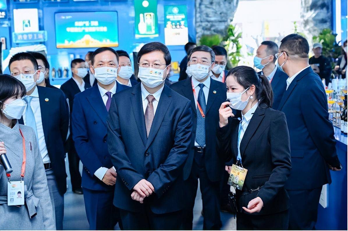 中粮集团副总裁由伟参观川酒成都产区·邛崃展馆川酒成都产区·邛崃