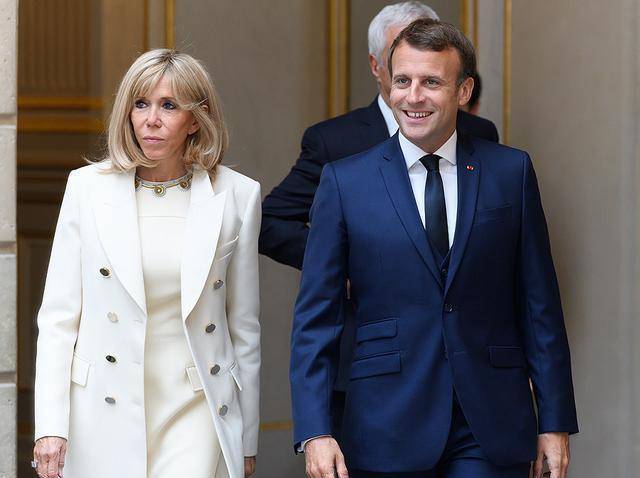 比老公大24岁,离过婚,带着仨孩子,长着一张橘皮脸的布里吉特,嫁给了