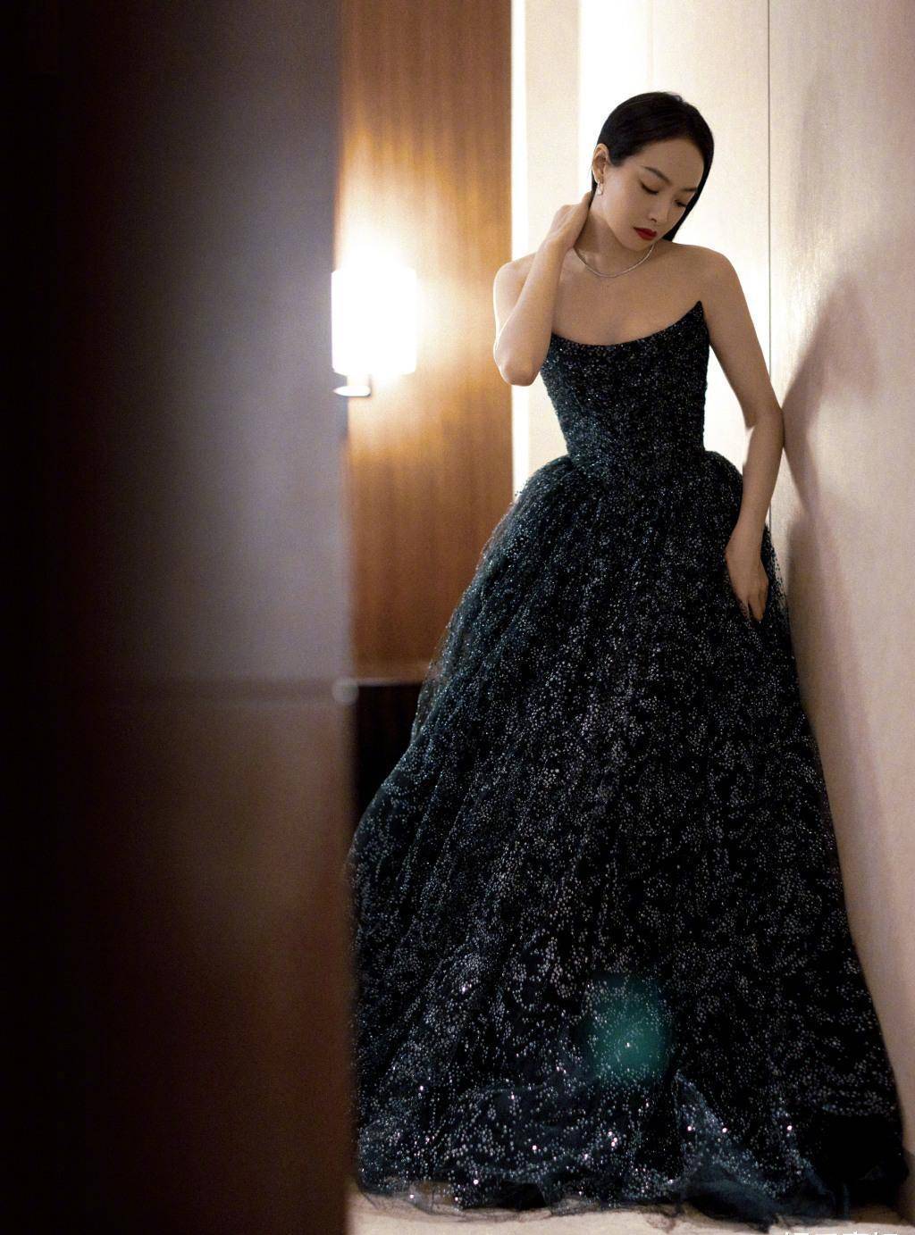 宋茜出席"星动之夜"造型,黑色抹身材礼服,宛若黑夜星河般闪耀_漂亮