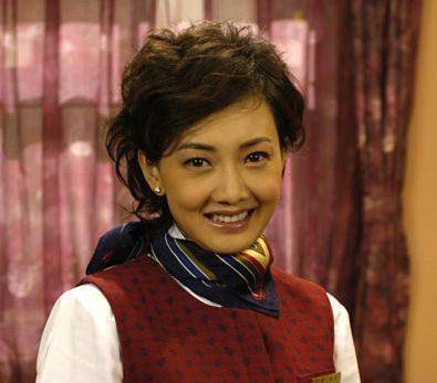 她是射击冠军,也是冯巩媳妇,曾11次登上舞台,如今被丈夫宠上天_牛莉